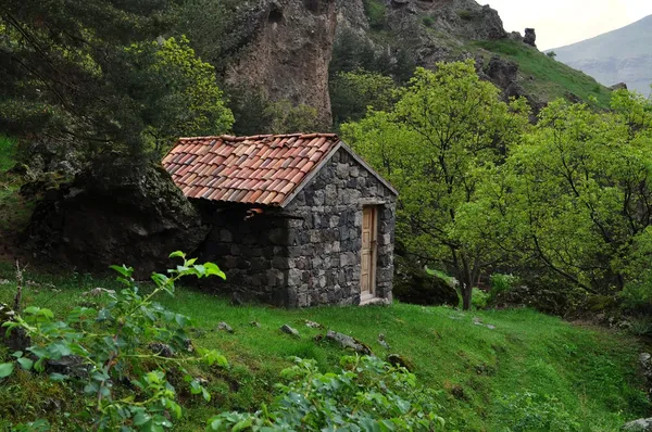 Een huisje in de bergen van georgia — Stockfoto