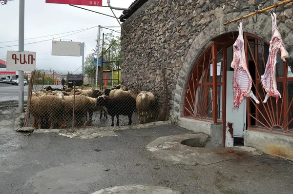 Ermenistan'ın kasap yakınındaki kuzu karkas