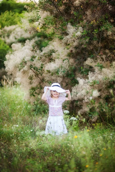 Little Girl White Hat Stands Park Fluffy Bushes Walking Woods — Stock Photo, Image