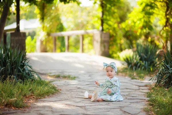 Little Girl Beautiful Turquoise Dress Big Bow Her Head Sits — Stock Photo, Image