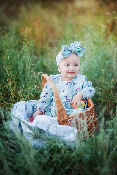 Маленька Дівчинка Красивій Бірюзовій Сукні Великий Лук Голові Посміхається Сидить — стокове фото
