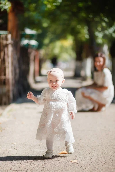 Niña Con Mamá Hermoso Vestido Blanco Sonríe Corre Parque Verde — Foto de Stock