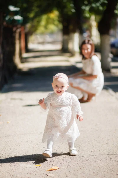 Niña Con Mamá Hermoso Vestido Blanco Sonríe Corre Parque Verde — Foto de Stock