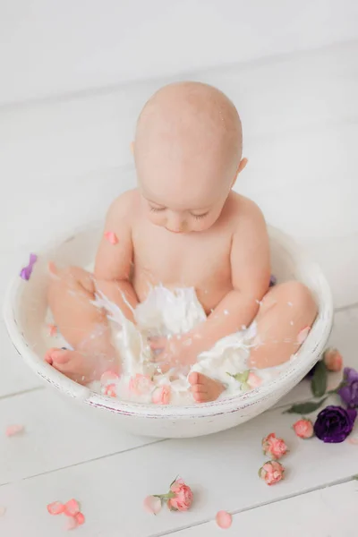 Kislány Egy Fényes Fehér Szobában Fürdik Egy Fehér Tálban Tejjel — Stock Fotó