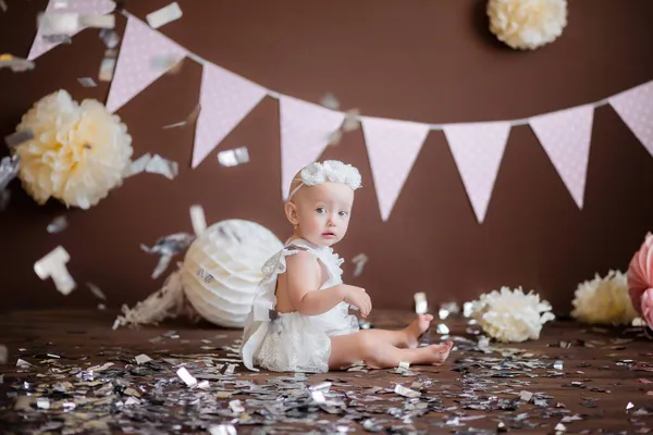 Kislány Fehér Öltönyben Barna Csokoládé Háttér Ünnepli Születésnapját — Stock Fotó
