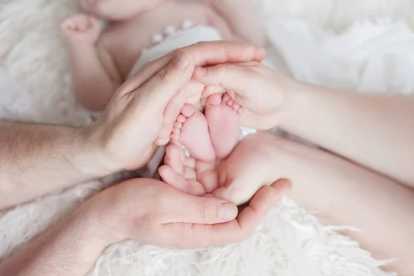 Rodzice Trzymają Dłoniach Nogi Dziecka Białym Tle Rodzicielską Miłość Czułość — Zdjęcie stockowe