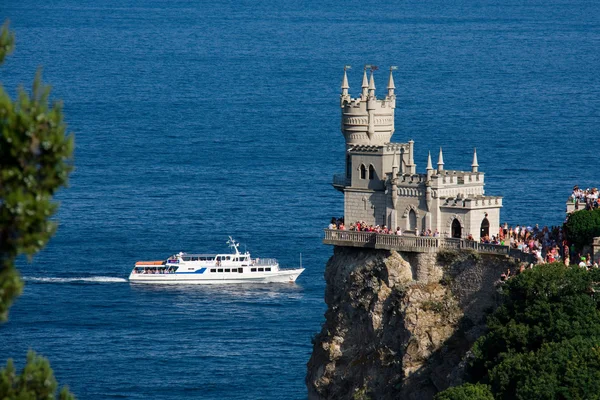 Nido di deglutizione contro il mare — Foto Stock