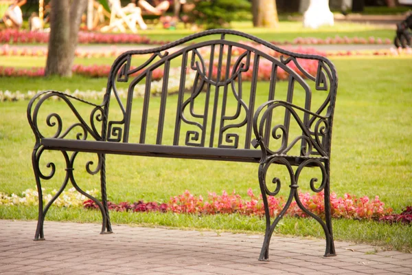 Banc dans le parc — Photo