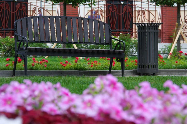 Bank in de tuin — Stockfoto