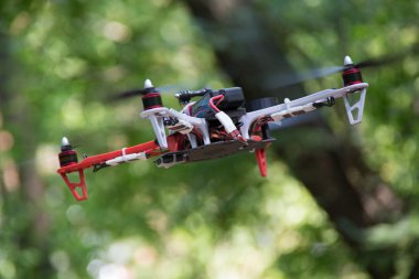 dört helikopter uçan robot
