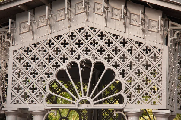 Gazebo de celosía ornamental en el jardín —  Fotos de Stock