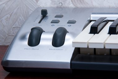 müzik synthesizer veya MIDI klavye