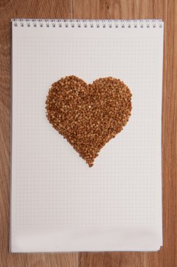 sevgi defter üzerinde harita