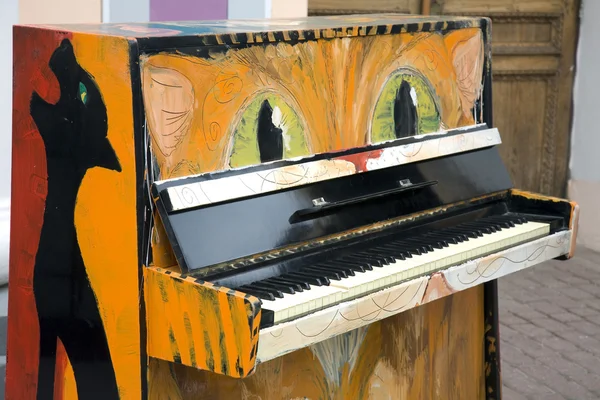 sokak eski piyano