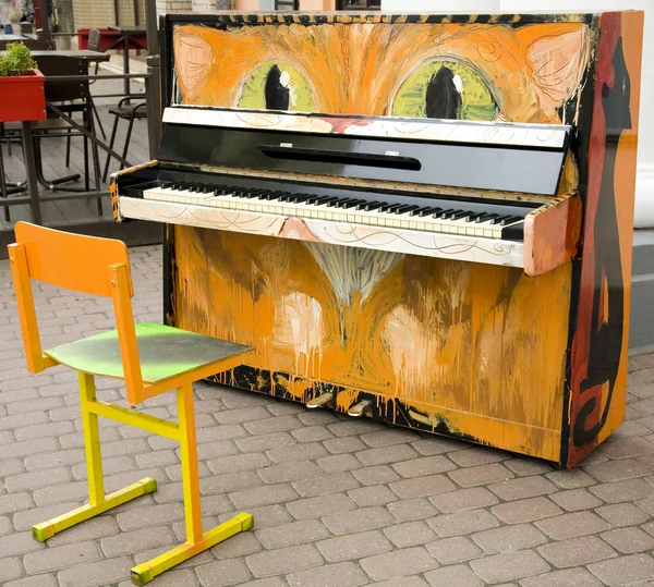 Zabawny stary fortepian kota na ulicy — Zdjęcie stockowe