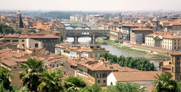 Florença com o rio e ponte vecchio em luz quente — Fotografia de Stock