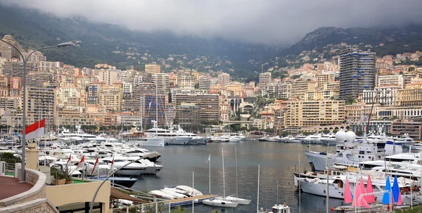Vista de yates de lujo en el puerto de Montecarlo en Mónaco — Foto de Stock