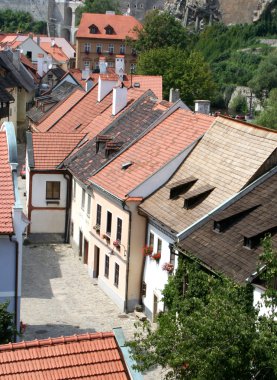 cesky krumlov içinde kırmızı çatılar ile Ortaçağ sokak evleri