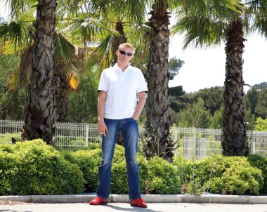 genç yakışıklı adamın yanında güzel avuç içi