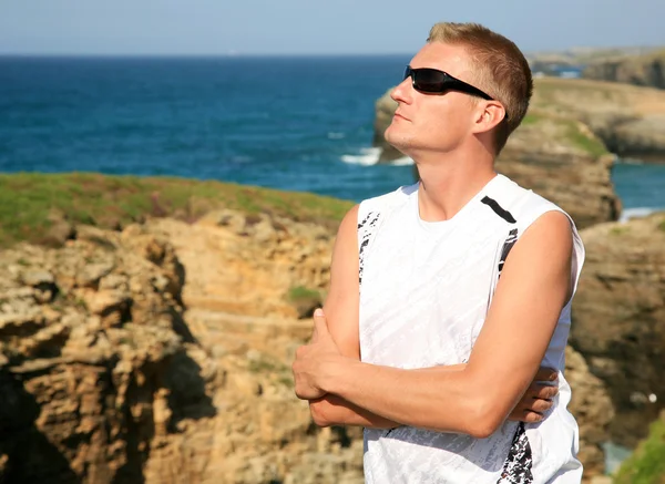 Knappe blonde man genieten van las catedrales beach ribadeo Spanje — Stockfoto