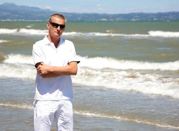 Stilig man i windiness på stranden riumar Spanien — Stockfoto