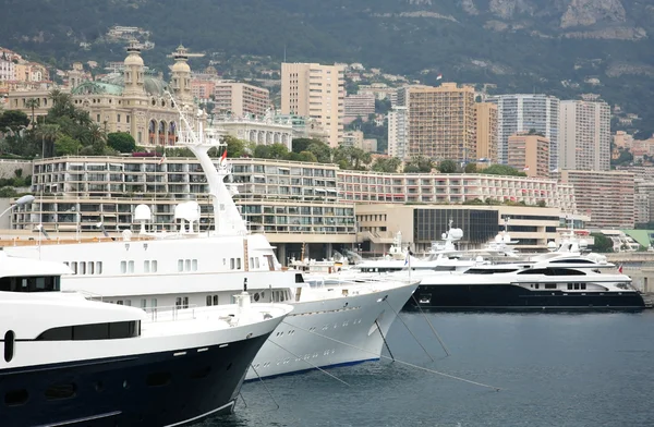 Luxurious yachts on background The Monte Carlo Casino Monaco — Stock Photo, Image