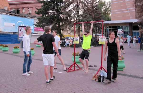 Teenagers try to win a prize. Bolshaya Pokrovskaya street in Nizhny Novgorod, Russia. — Stock Photo, Image