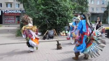 Amerikan Kızılderili müzik ve dans bolshaya pokrovskaya Nijniy novgorod Rusya'da sokak