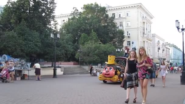 Trem turístico viajando pelo centro histórico da rua Bolshaya Pokrovskaya em Nizhny Novgorod Rússia — Vídeo de Stock