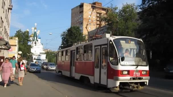 Nuevo tranvía en la calle Dobrolyubova en Nizhny Novgorod Rusia — Vídeos de Stock