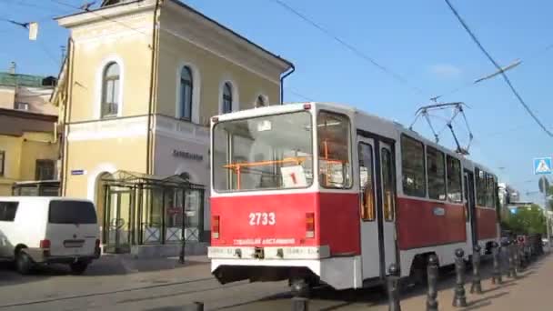 Evening tram acrossing Bolshaya Pokrovskaya street in the center of Nizhny Novgorod Russia — Stock Video