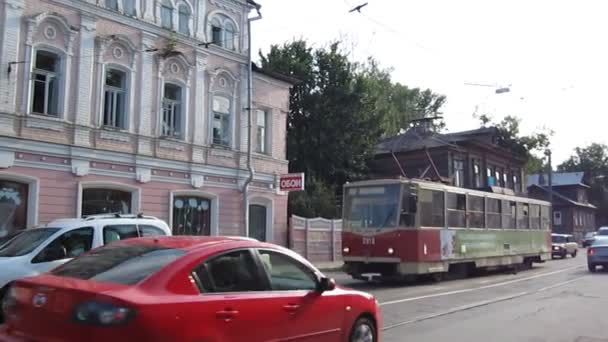 Wieczorem tramwaj w centrum będzie w pobliżu biznes centrum Łobaczewski plaza Niżny Nowogród Federacja Rosyjska — Wideo stockowe