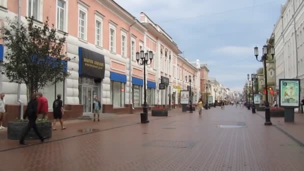 Красивая историческая пешеходная улица Большая Покровская в Нижнем Новгороде Россия — стоковое видео