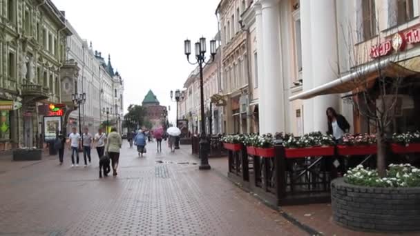 Lluvia vespertina de verano en la histórica calle peatonal Bolshaya Pokrovskaya en Nizhny Novgorod Rusia — Vídeo de stock