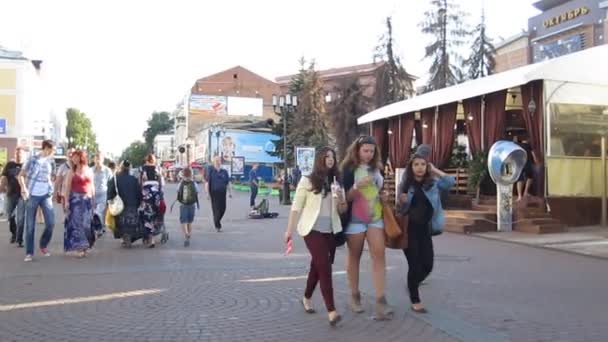 Evening view of pedestrian street Bolshaya Pokrovskaya in Nizhny Novgorod Russia — Stock Video