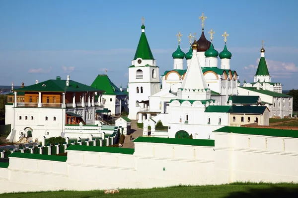 Sommer Blick auf pechersky Himmelfahrt Kloster nizhny novgorod — Stockfoto