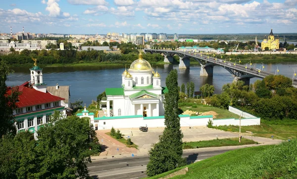 Sommaren Bebådelsen kloster och nevsky katedralen Nizjnij novgor — Stockfoto