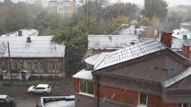 Snow in september in Nizhny Novgorod Russia — Stock Video