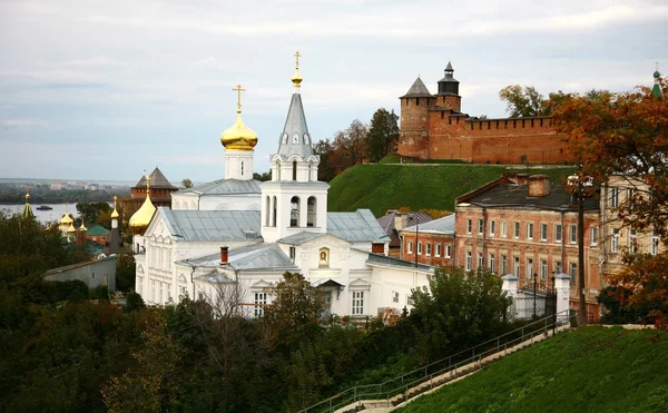 Podzim kostela Eliáš prorok a Kreml Nižnij novgorod — Stock fotografie
