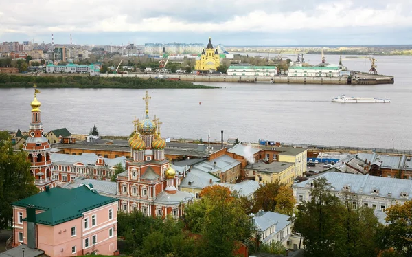 Сентябрьский вид цветной осени в Нижнем Новгороде — стоковое фото