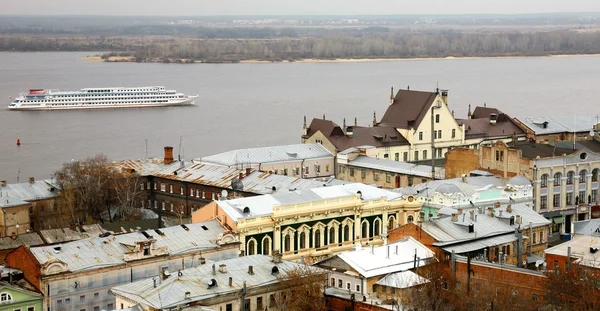 Evening river cruise on Volga River along ancient street — Stock Photo, Image