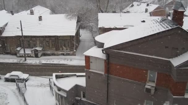 Pierwszy śnieg w listopadzie na zabytkowej ulicy Gogola Rosji Niżny Nowogród — Wideo stockowe