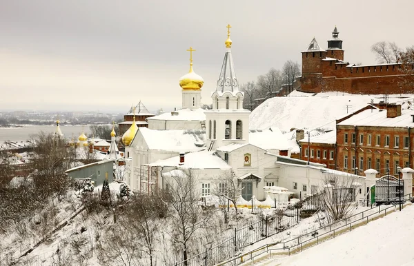 Zimowy widok grudnia Kościół Eliasza proroka i Kreml ni — Zdjęcie stockowe