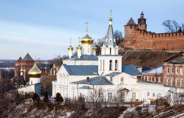 Vista de marzo Iglesia de Elías el Profeta y el Kremlin Nizhny Novgo — Foto de Stock