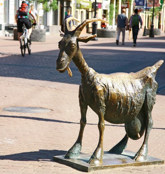 Funny goat sculpture at the Bolshaya Pokrovskaya street — Stock Photo, Image