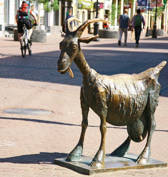 Смешная козлиная скульптура на Большой Покровской улице
 