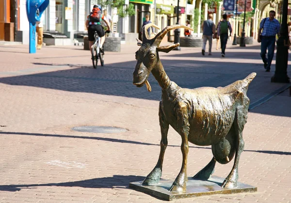 Funny goat sculpture at the Bolshaya Pokrovskaya street — Stock Photo, Image