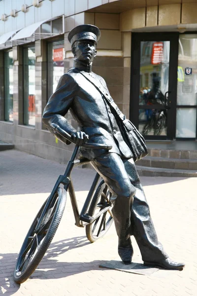 Skulptur des Postboten in der bolshaya pokrovskaya Straße — Stockfoto