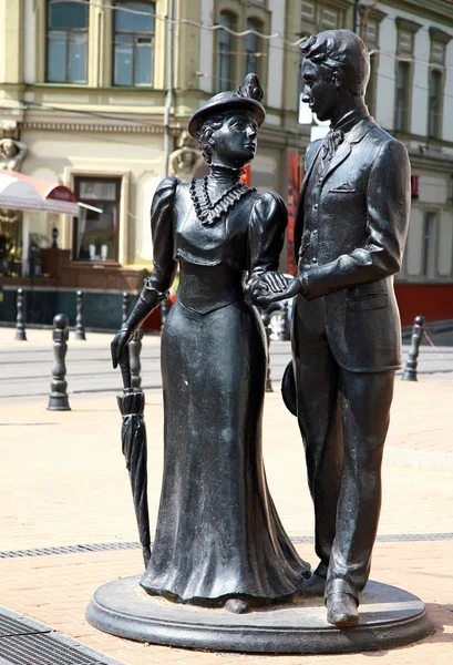 Sculpture aristocratic couple — Stock Photo, Image