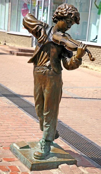 Sculpture Boy playing the violin — Stock Photo, Image